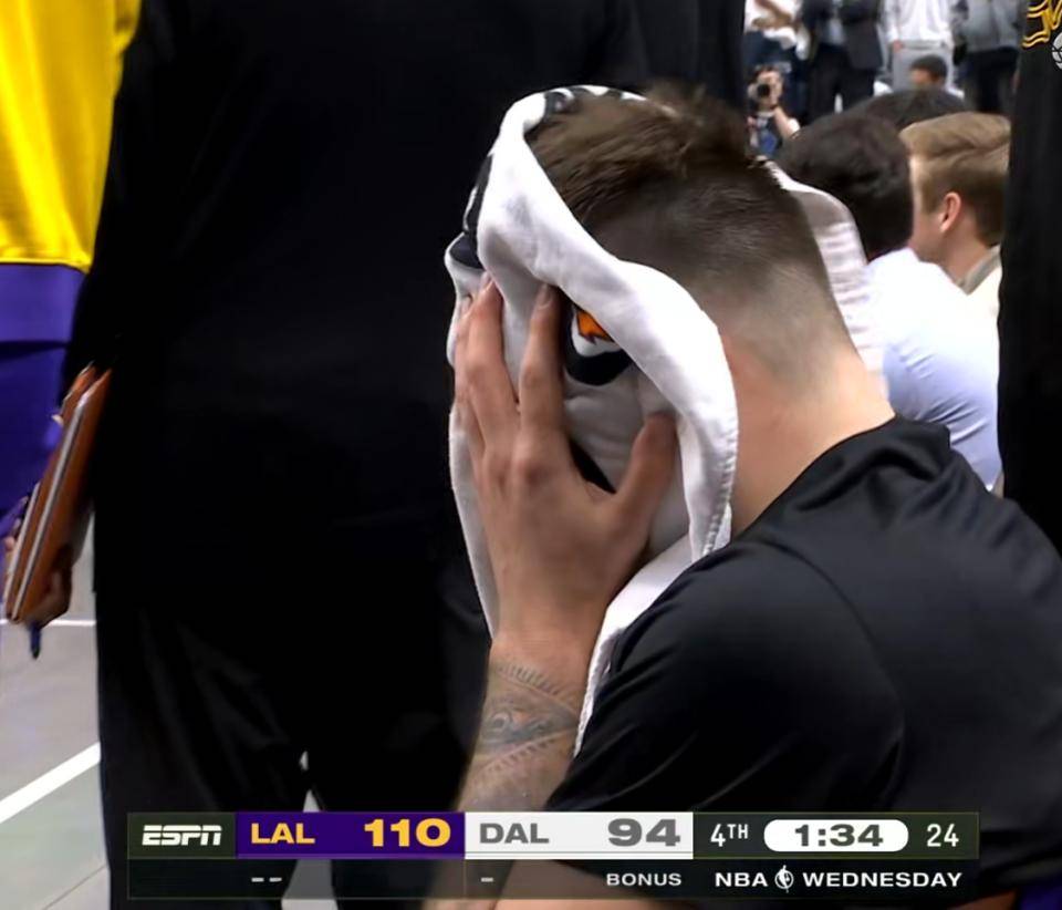 AYX爱游戏中国-东契奇回归赛场，爆冷首场状态亮眼，加拿大队观众沸腾！的简单介绍