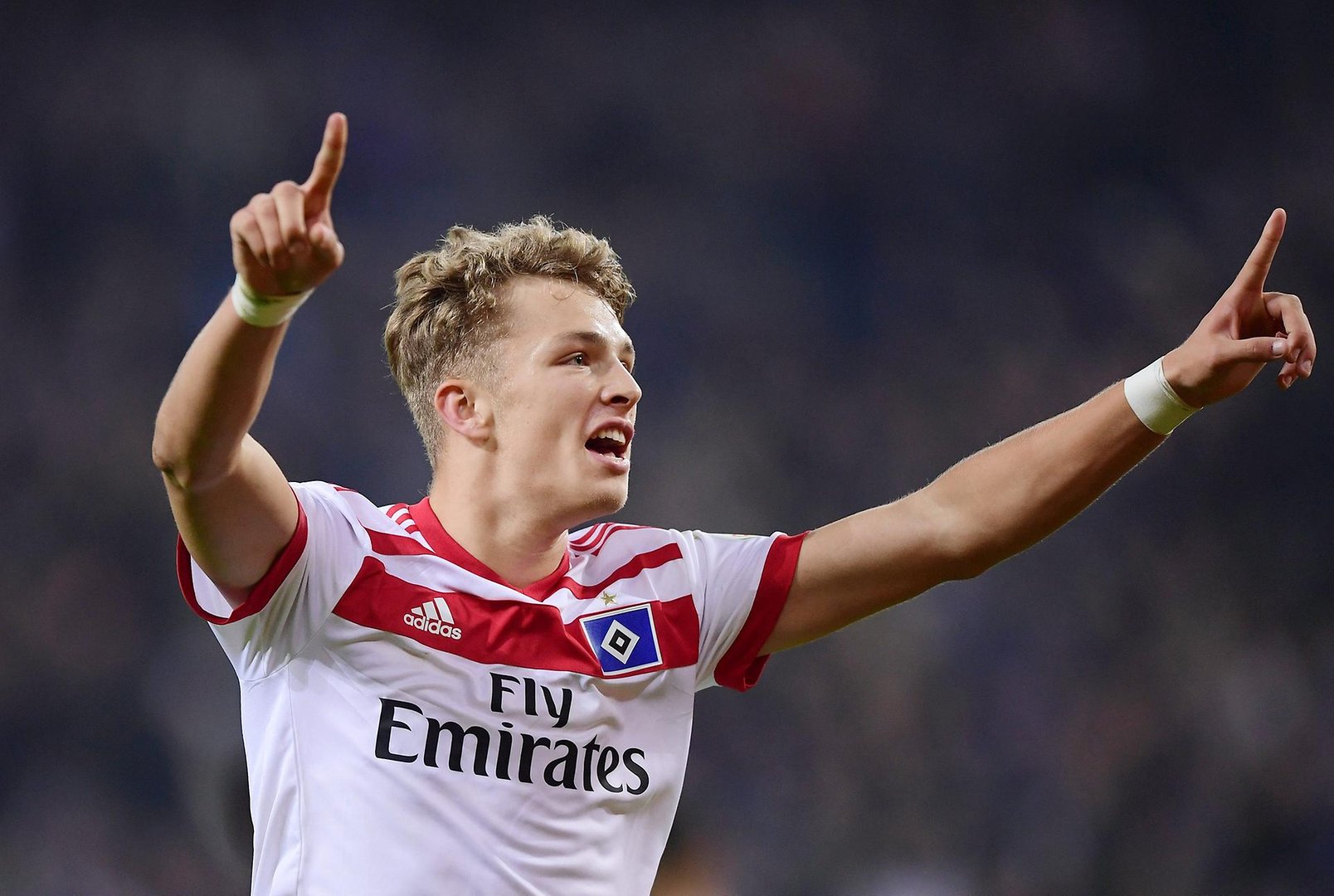 AYX爱游戏中国-凯恩连续十五场比赛得分超过表现优异，切尔西不断突破！